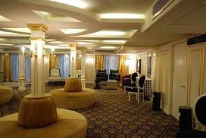 una habitación de hotel con un vestíbulo con sofás y sillas en Five Star Nile Cruise from Aswan to Luxor, en Asuán