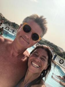 un hombre y una mujer posando para una foto en Five Star Nile Cruise from Aswan to Luxor en Asuán