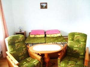 韋特利納的住宿－BERDO Noclegi i restauracja，一间带桌子和两把椅子的用餐室