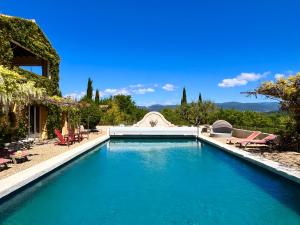 - une piscine d'eau bleue dans la cour dans l'établissement Le Mas Jorel, à Gargas