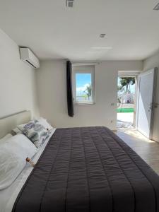 ein Schlafzimmer mit einem großen Bett und einem Fenster in der Unterkunft Vesuvio 65 in Ercolano