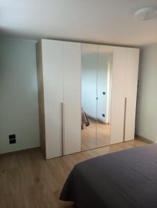 Un dormitorio con un gran armario blanco con puertas de cristal en Casa Green en Silvi Marina