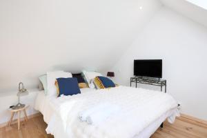 TV a/nebo společenská místnost v ubytování Tiny House Maison de pecheur