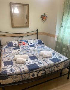 un letto con due cuscini sopra in una camera da letto di Appartamento Bouganville: CITRA: 011017-LT-0910 a Levanto