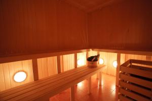 um banco numa sauna com um vaso de plantas em Hotel House of the Hunter em Toksovo