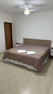 - une chambre avec un lit et 2 serviettes dans l'établissement Casa Amarela, à Serra
