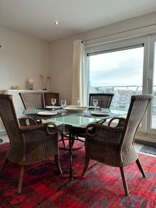 uma sala de jantar com uma mesa e cadeiras e uma janela em Walter Vilain 0503 - 5 min De La Plage em Koksijde