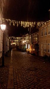 an empty street at night with christmas lights at Hafen Deern in Flensburg