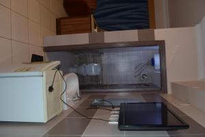 eine Küche mit einem Laptop auf der Theke in der Unterkunft الراقية للوحدات السكنية المفروشة in Medina