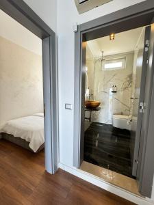 Koupelna v ubytování Luciano Hotel
