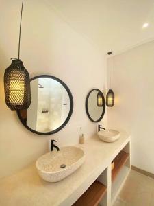DalungにあるCosy 2bed/2bath villa 5 min to beachの洗面台が2つと鏡があるバスルーム