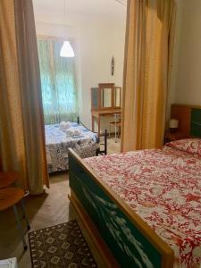 una camera con due letti e una finestra di Appartamento Bouganville: CITRA: 011017-LT-0910 a Levanto