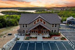 una vista aerea di una casa con parcheggio di Chateau on the Cove a Branson