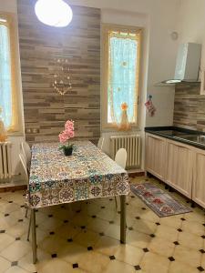 uma cozinha com uma mesa com uma toalha de mesa em Appartamento Bouganville: CITRA: 011017-LT-0910 em Levanto