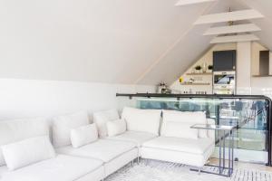 Posezení v ubytování GuestReady - Modernised cottage in Monkstown