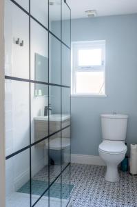 Koupelna v ubytování GuestReady - Modernised cottage in Monkstown