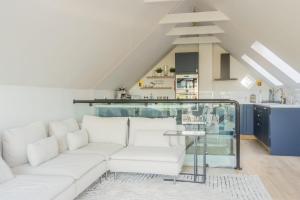 Posezení v ubytování GuestReady - Modernised cottage in Monkstown