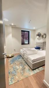 sypialnia z łóżkiem i dywanem w obiekcie Portonovi Lux apartman w mieście Ðenovići