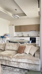 salon z kanapą i kuchnią w obiekcie Portonovi Lux apartman w mieście Ðenovići