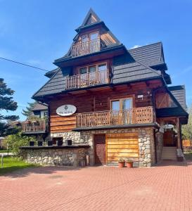 una gran casa de madera con una gambrel en Willa Antałówka, en Zakopane