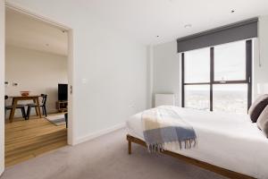 um quarto com uma cama e uma grande janela em London Croydon by Charles Hope em Croydon