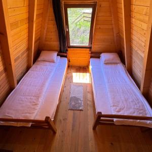 Duas camas num quarto com uma janela em Villa Family em Orllan
