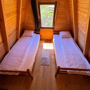 two beds in a room with a window at Villa Family in Orllan