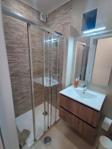 La salle de bains est pourvue d'un lavabo et d'une douche. dans l'établissement Casa do Paúl, à Santa Cruz da Graciosa