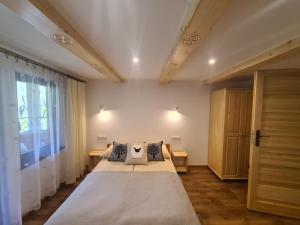 Posteľ alebo postele v izbe v ubytovaní Apartamenty U Samków