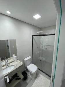 y baño con aseo, lavabo y ducha. en Apto, Bem localizado, Novo e confortável 406, en Foz do Iguaçu