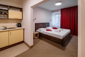 Łóżko lub łóżka w pokoju w obiekcie Relax Hotel Stork