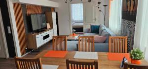 - un salon avec un canapé et une table avec des chaises dans l'établissement Saunaga korter Tapa kesklinnas!, à Tapa