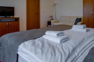 Relax Hotel Stork في ليدنيس: غرفة نوم عليها سرير وفوط