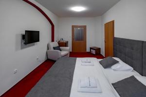 Łóżko lub łóżka w pokoju w obiekcie Relax Hotel Stork