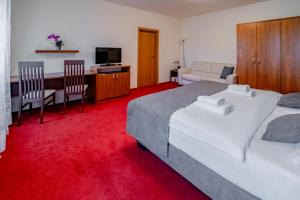 Łóżko lub łóżka w pokoju w obiekcie Relax Hotel Stork