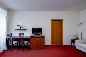 Telewizja i/lub zestaw kina domowego w obiekcie Relax Hotel Stork