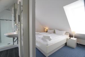 מיטה או מיטות בחדר ב-Nordseeblick II - Dünenstr 21, App 6