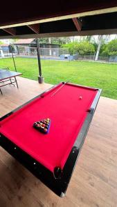 una mesa de billar rojo en la parte superior de un patio en Casa Quinta Villa Cristal, en Acacías