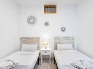 2 camas en una habitación con una lámpara en una mesa en EK Brisa Del Mar Caleta Arico, en Arico
