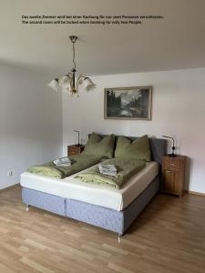 Bett im Wohnzimmer mit in der Unterkunft Garden View Apartment in Innsbruck