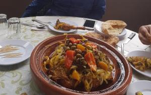 una mesa con un plato de comida en una mesa en Studiozentrum Agadir. en Agadir