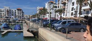 uma fila de carros estacionados ao lado de uma marina em Studiozentrum Agadir. em Agadir