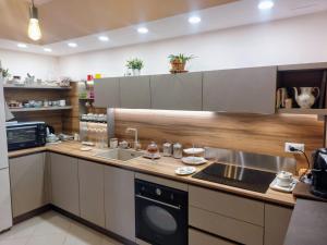 kuchnia ze zlewem i kuchenką w obiekcie B&B ANTONIETTA w mieście Vico Equense +14 zdjęć