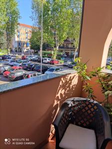 balcone con sedia e posto auto di HOSTAL D'ANNUNZIO HOUSe a Cesano Boscone