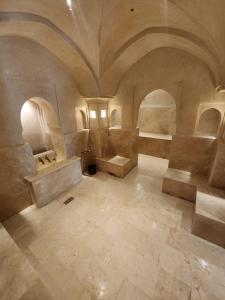a large bathroom with a stone floor and a ceiling at Villa familiale 5 chambres in Marrakech