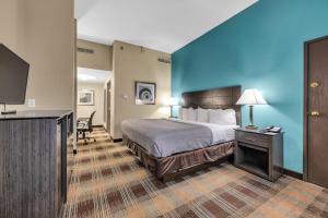 Un pat sau paturi într-o cameră la Quality Inn Roseville-Detroit North