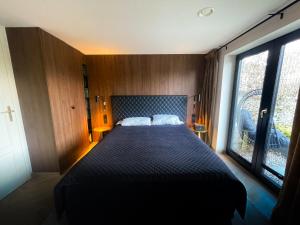 - une chambre avec un lit et une grande fenêtre dans l'établissement Stor Leilighet Med 4 Soverom, à Sandefjord