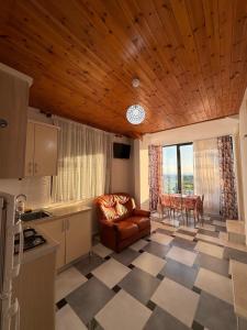 eine Küche mit einem Sofa und einem Tisch in einem Zimmer in der Unterkunft Bellavista Villa in Durrës