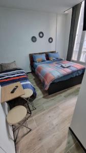 - une chambre avec un lit et deux chaises dans l'établissement Résidence Richemond, à Marseille