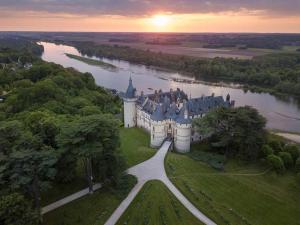 una vista aérea de un castillo con un río en La Maison Voyage Bed and Breakfast, en Onzain